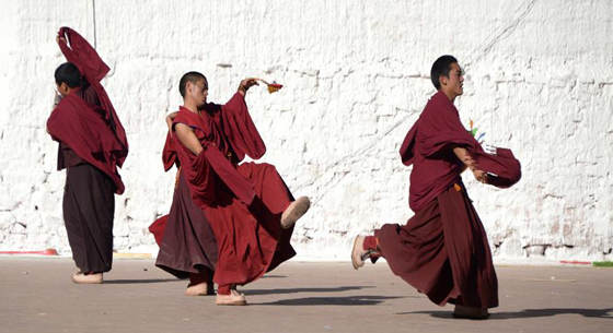 西藏僧人练习&ldquo;跳神&rdquo; 为迎接藏历新年做准备