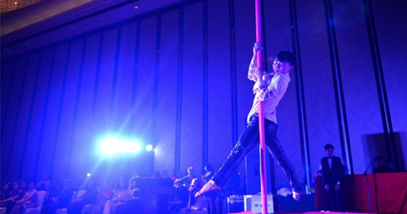 钢管舞男的舞台梦：最多时月入三万