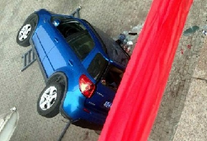 女子倒车不慎坠下6米高台 因系安全带毫发无伤