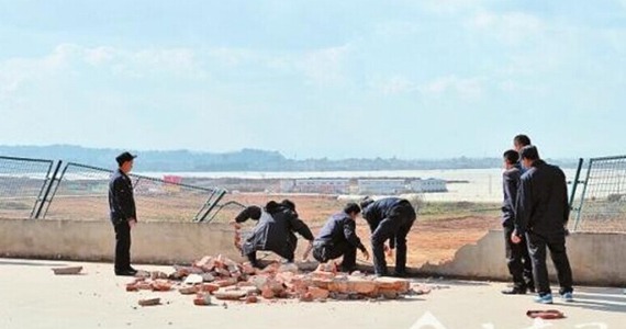 越野车冲出停车场坠下3楼 女司机当场身亡