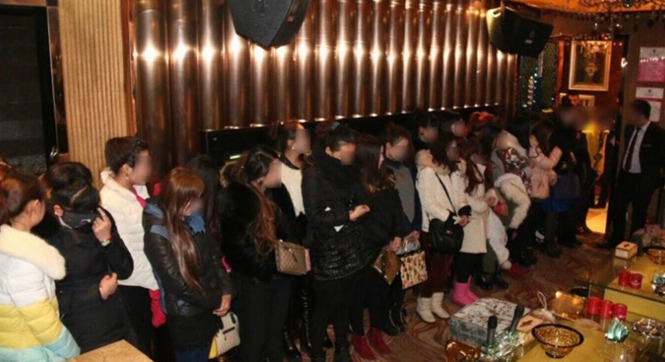 乌鲁木齐警方突查娱乐场所 驱离813名陪侍