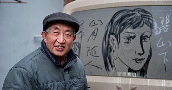 成都退休教师车窗灰尘上手绘仕女图走红