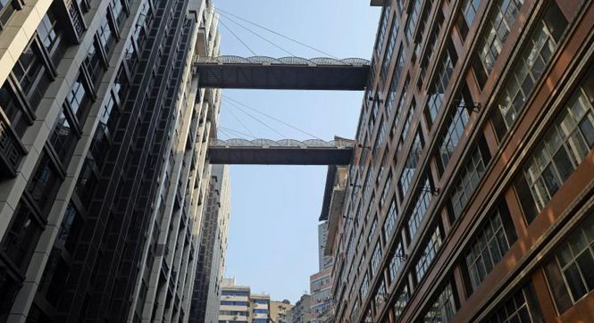 重庆22层楼间现悬空天桥 距离地高度68米