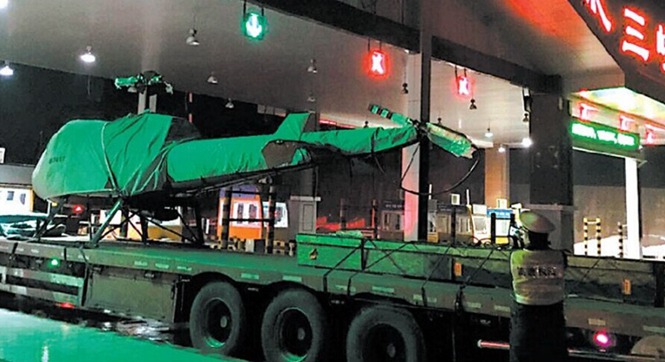 重庆商人买直升机拉上高速 过收费站被卡