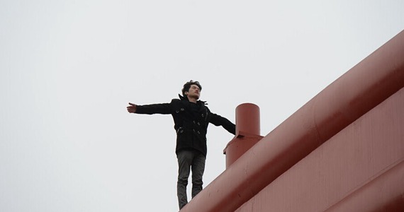 90后男子跳桥 母亲跪地哭喊乞求