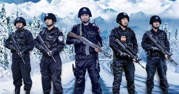 新疆民警拍酷炫海报为自己代言