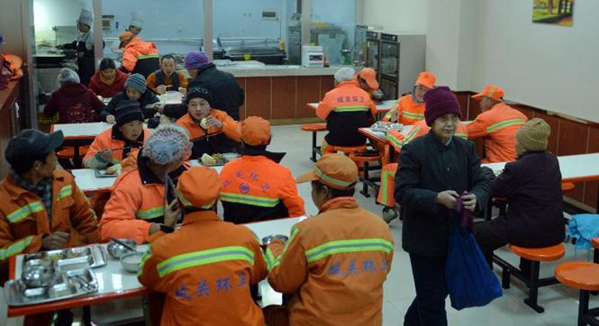 兰州：慈善早餐店为环卫工人免费供应早餐
