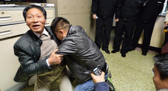 四川男子4岁被拐江苏 24年后见亲父跪地痛哭