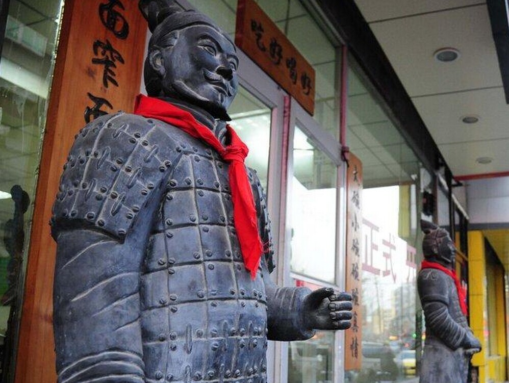 沈阳街头饭馆&ldquo;兵马俑&rdquo;戴红领巾迎宾