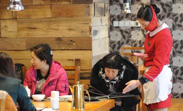 长春一饭店服务员&ldquo;红纱遮面&rdquo;服务顾客