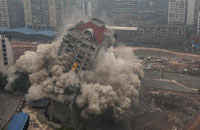 实拍重庆沙坪坝怡馨大厦成功爆破现场