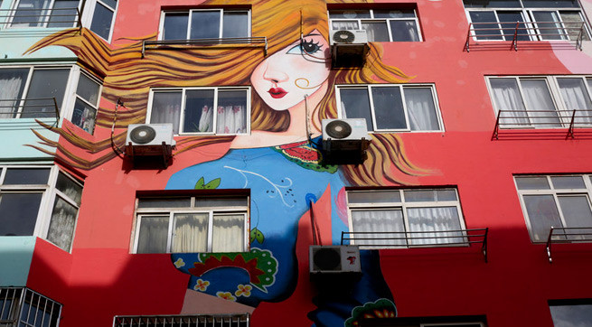 青岛现&ldquo;最牛&rdquo;时尚女郎墙绘 高达七层