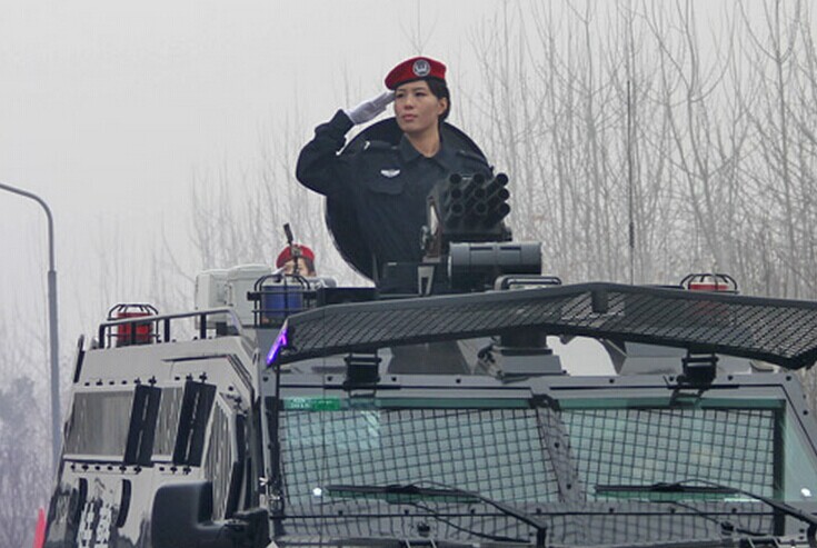 天津成立&ldquo;金鹰突击队&rdquo; 女兵携尖端武器亮相