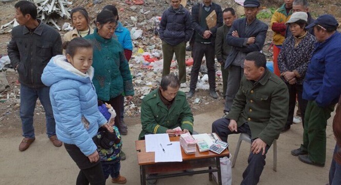 女工头被撞身亡 丈夫含泪给工友结薪10万