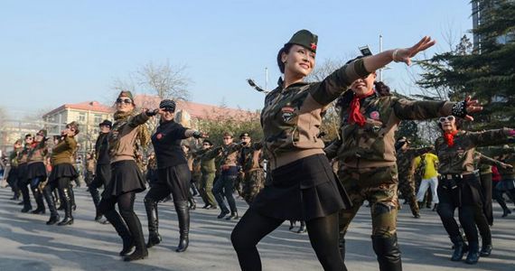北京广场舞升级 大妈齐跳水兵舞
