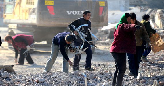 济南失地农民砸石&ldquo;淘金&rdquo; 百姓戏称&ldquo;农大锤&rdquo;
