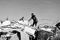 河南：一家三口赤身裸体被架走 房屋遭强拆(图)