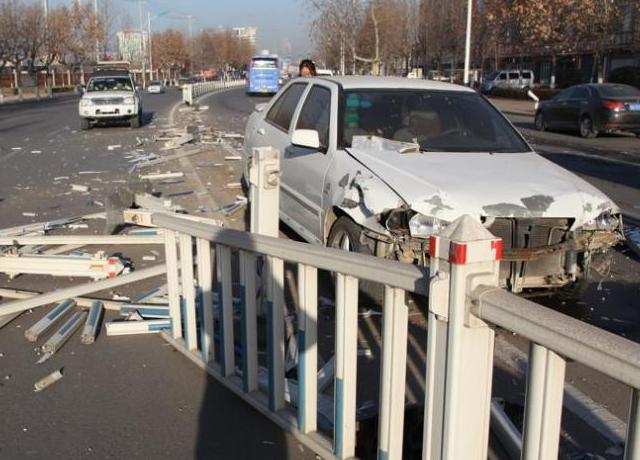 女司机上路 30余米护栏3秒被撞&ldquo;没&rdquo;