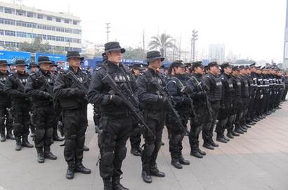 成都多警种集结 拉开反恐防暴实战演练
