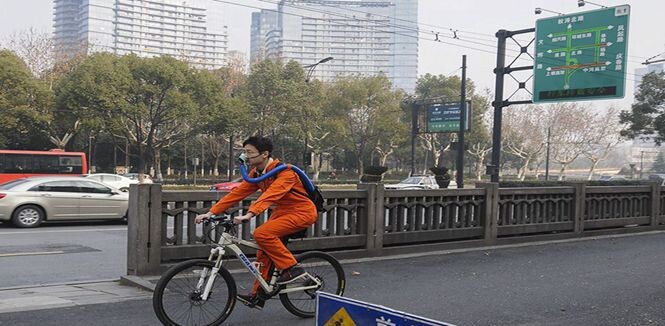 牛人自制防雾霾神器现身杭州街头