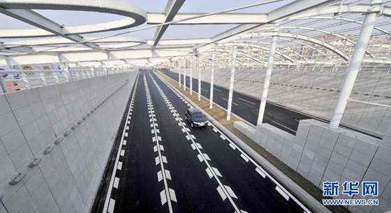 国内首座高震区水下沉管隧道试通车