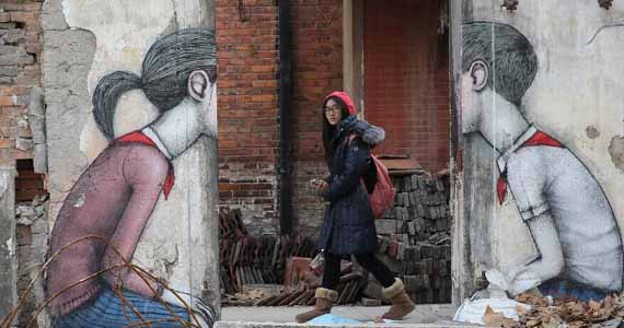 拆迁废墟上的涂鸦艺术