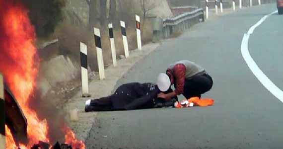 &ldquo;暖心交警&rdquo;事故现场脱棉衣护伤者