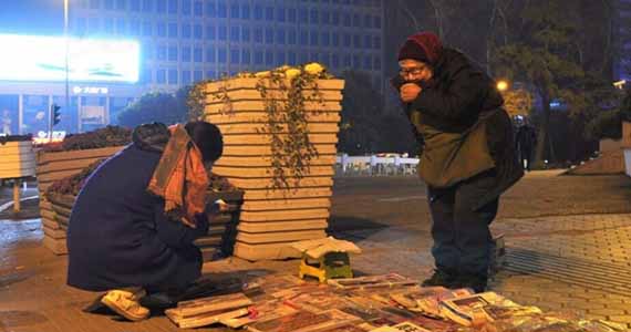 卖报纸的陈奶奶 风雨坚守19年