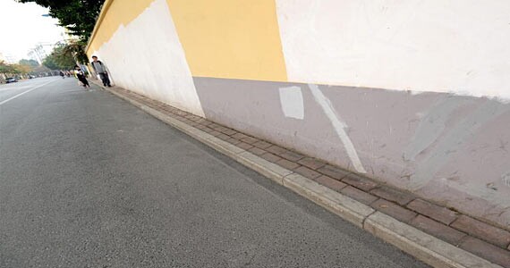 南宁现仅20厘米宽&ldquo;最窄人行道&rdquo;