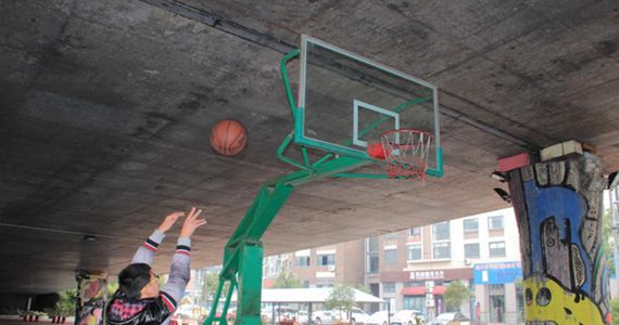 浙江绍兴一田径场建在廊桥下 跑道球场俱全