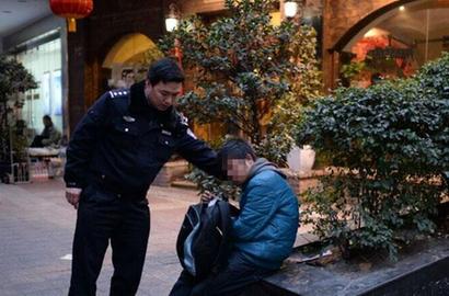 男子太懒惰遭遇&ldquo;断奶&rdquo; 没有生活费去银行借钱