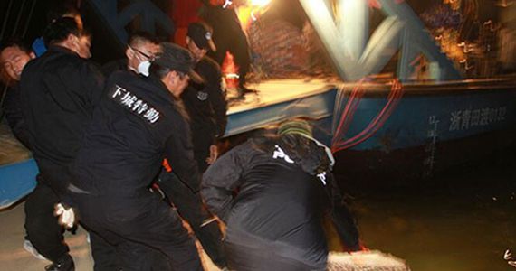 商人被装进铁笼沉百米深湖底