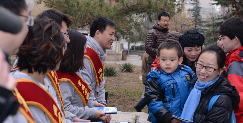 社区居民踊跃领取网络安全宣传手册