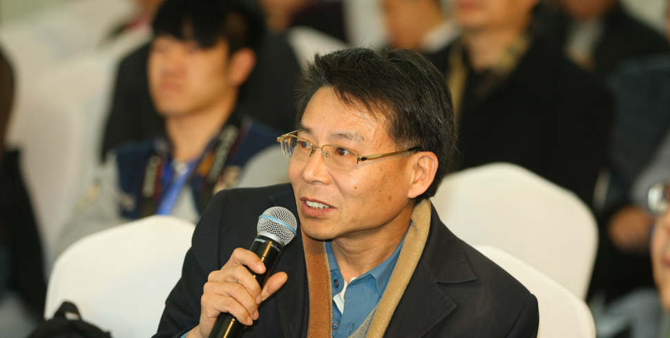 专业人士在新闻发布会现场提问