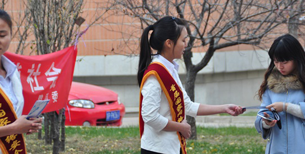 宣传周志愿者发放手册