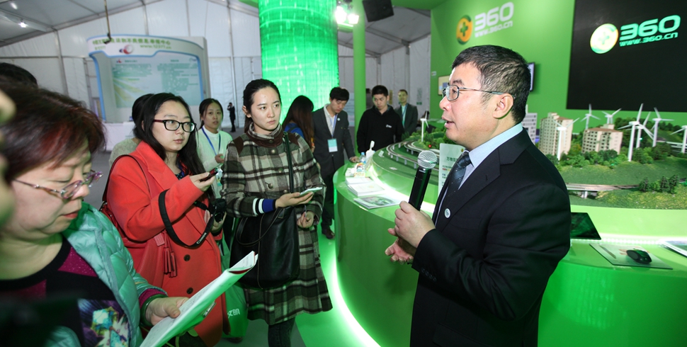 360展台工作人员现场讲解