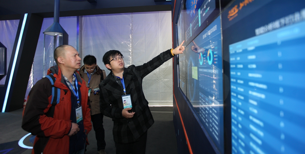 阿里巴巴工作人员在为观众答疑解惑