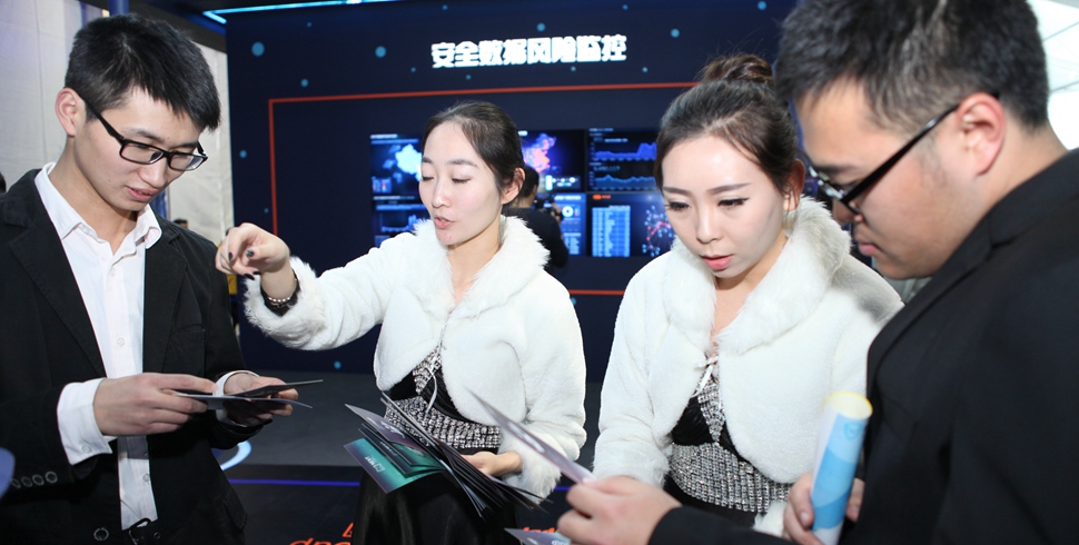 阿里巴巴礼仪小姐在指导群众如何提升手机安全性