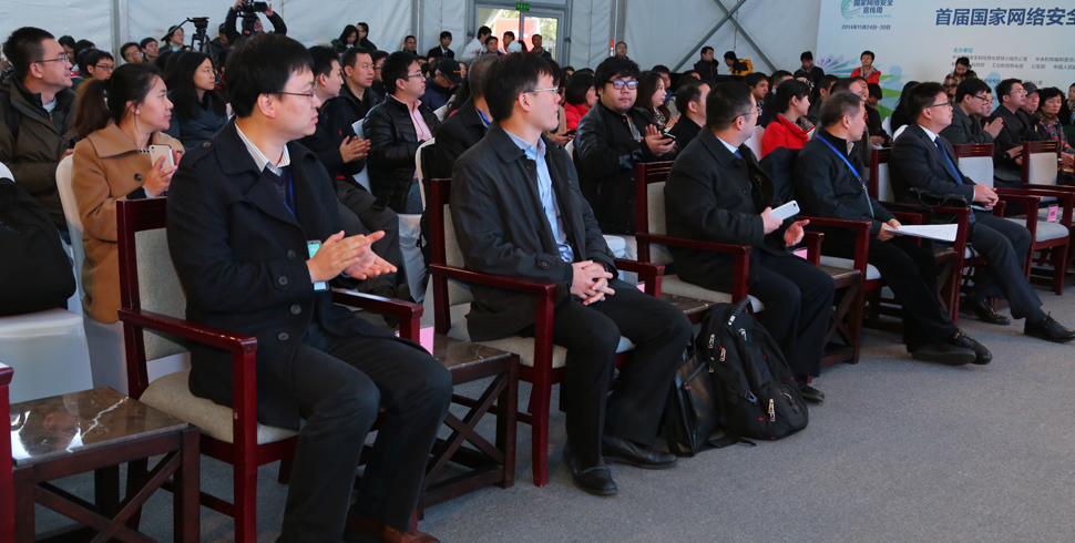 大讲堂现场专业人士在认真听讲