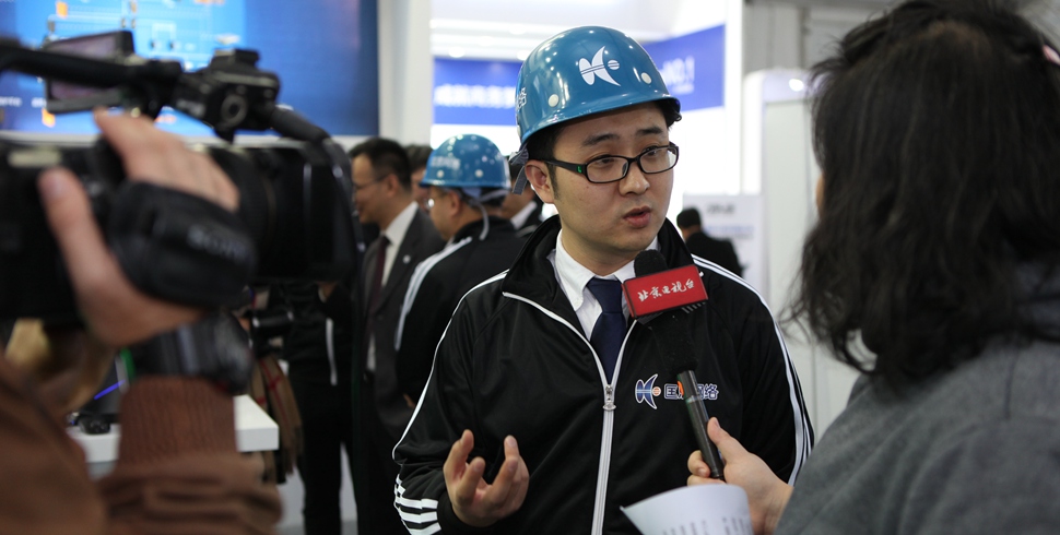 安全企业工程师在接受电视台记者采访