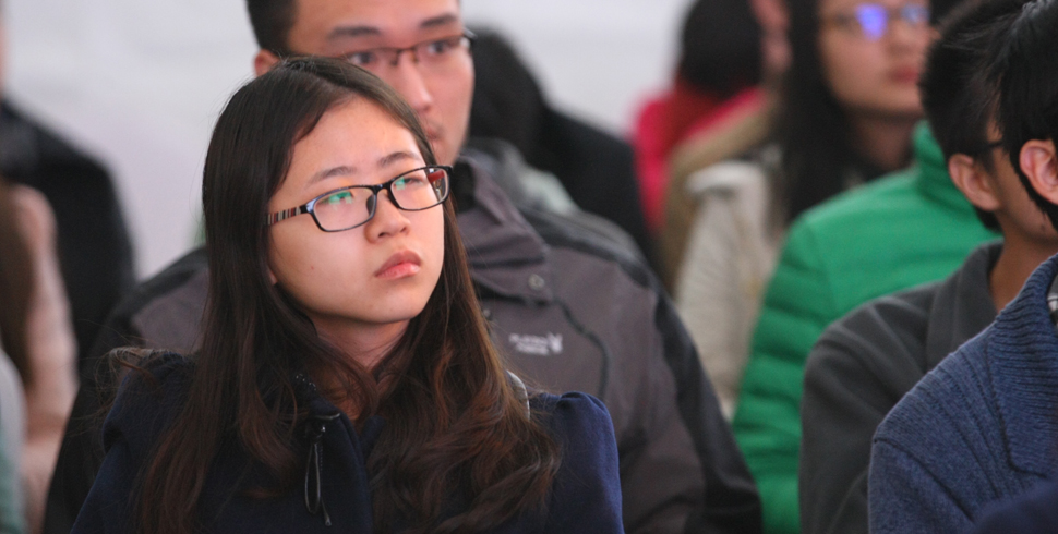 大讲堂听众认真听讲