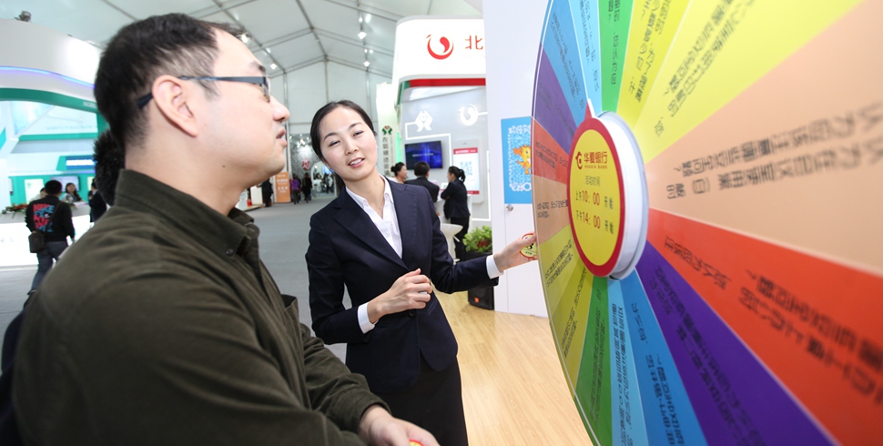 彩虹大转盘吸引很多人的眼球