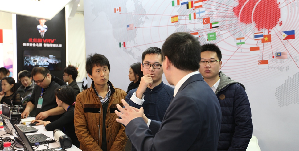 工作人员耐心作答