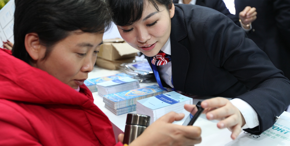 工作人员微笑解答群众疑问