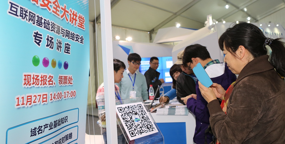 观众排队领票或者通过扫码进入大讲堂现场