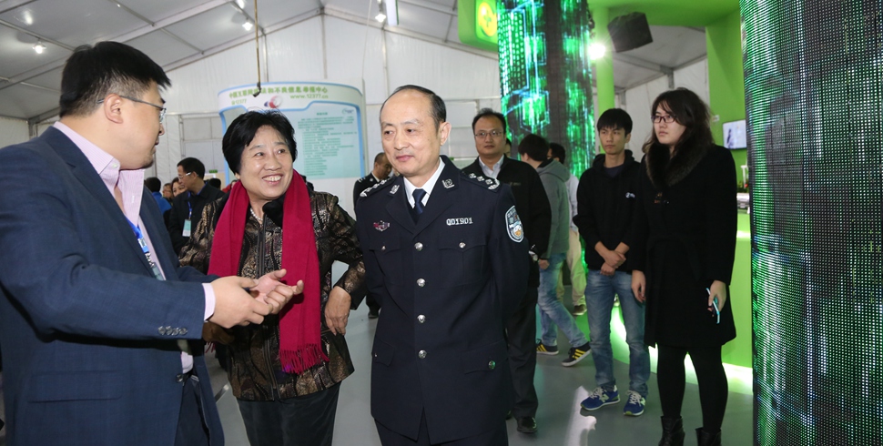 国家信息化专家咨询委员会主任曲维枝、公安部网络安全保卫局局长顾建国参观体验展