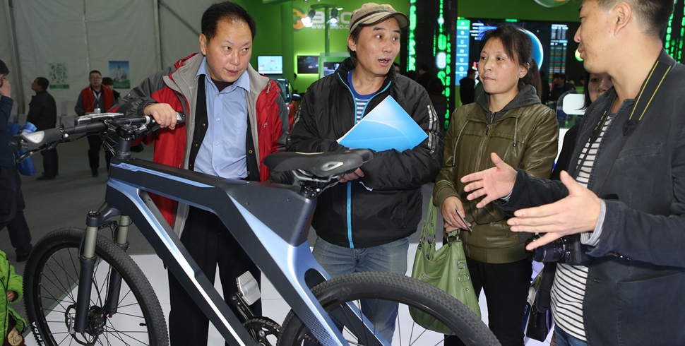 很多人都对百度展台前的自行车充满好奇