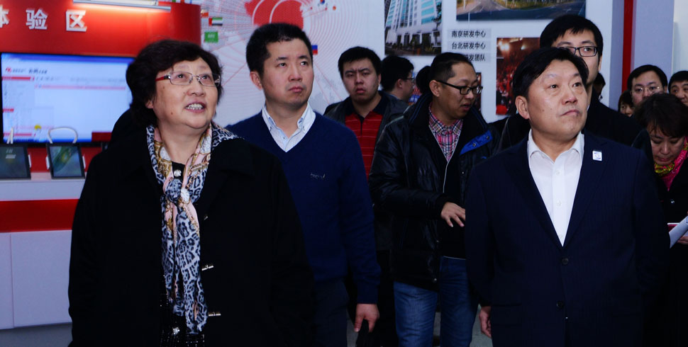 鲁炜部长参观网络安全公众体验展