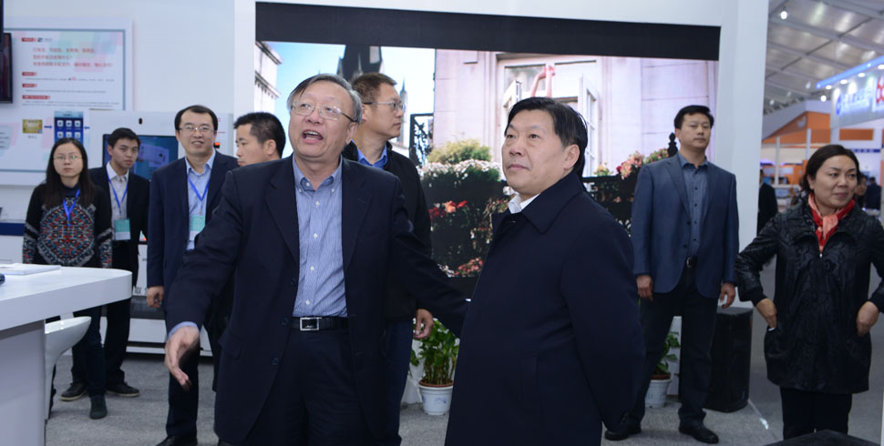 鲁炜部长参观中国银联展台