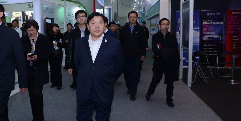 鲁炜部长视察网络安全公众体验展现场